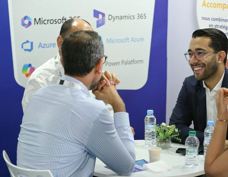 El Mehdi Safraoui sourit lors d’un échange autour d’une table avec des invités au GITEX