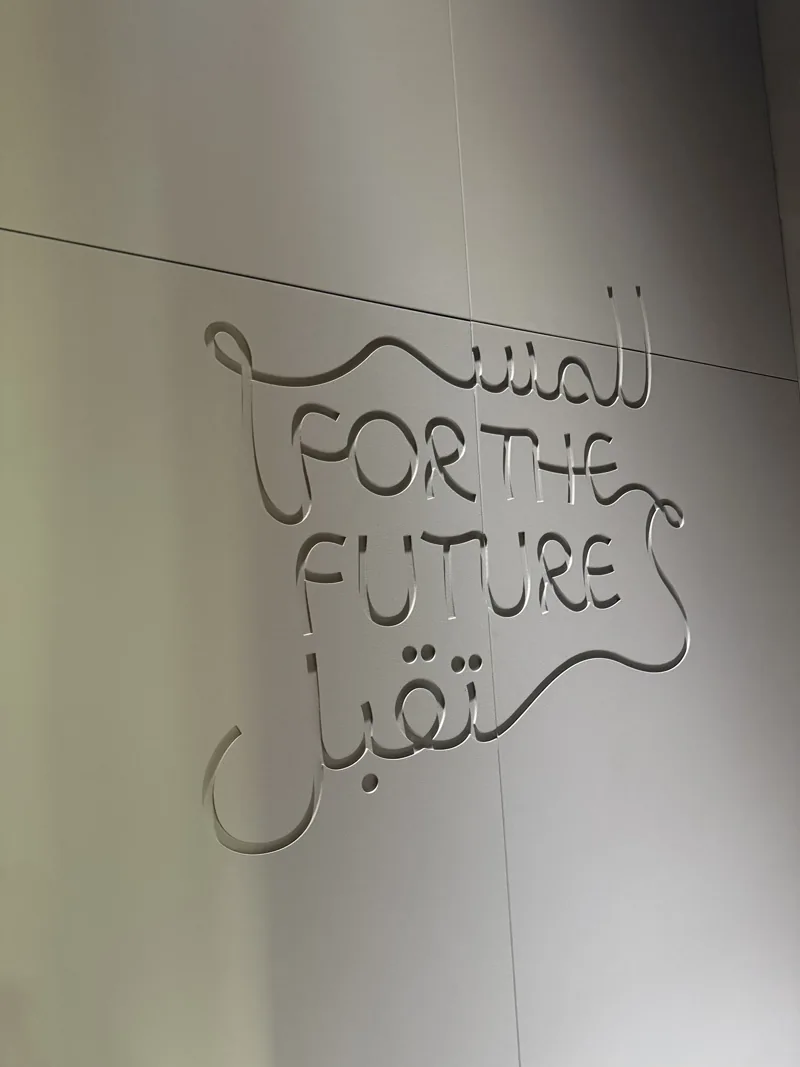 Inscription « For the Future » photographiée dans un lieu consacré aux futurs