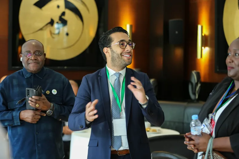 El Mehdi Safraoui échange avec des participants à un événement professionnel