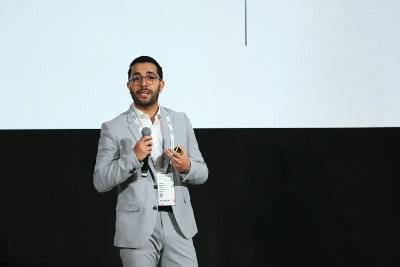 El Mehdi Safraoui prend la parole sur scène à GITEX Africa