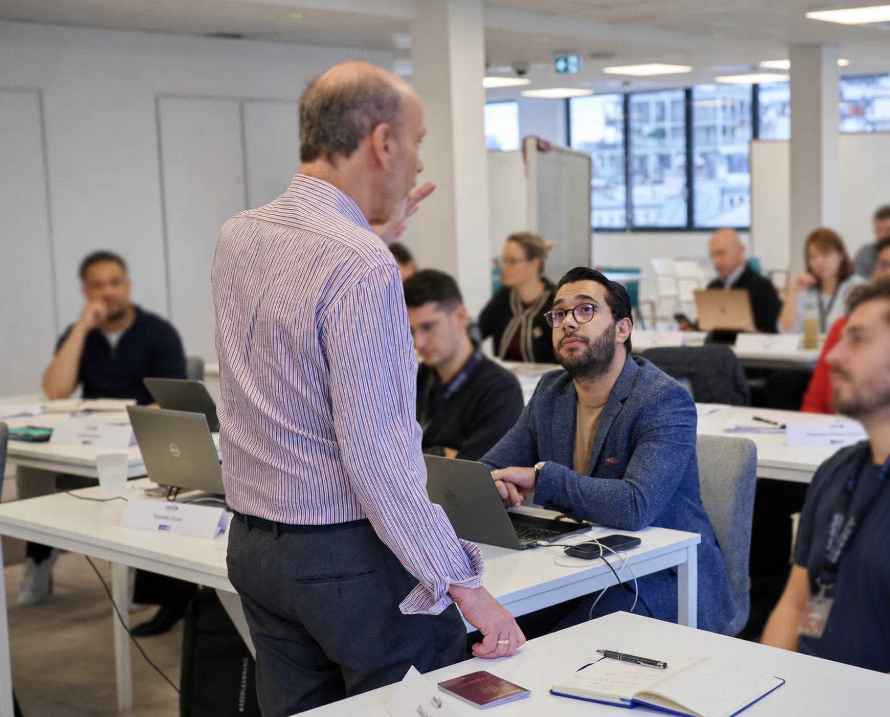El Mehdi Safraoui en classe à l’École des Ponts Business School