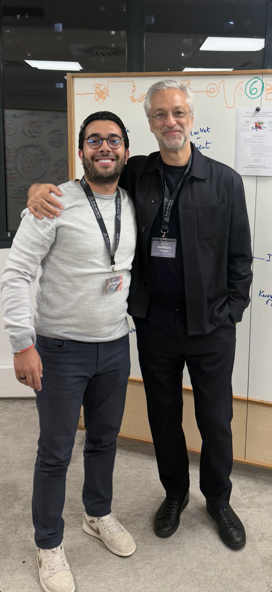 El Mehdi Safraoui lors d’un échange dans un espace de travail collectif
